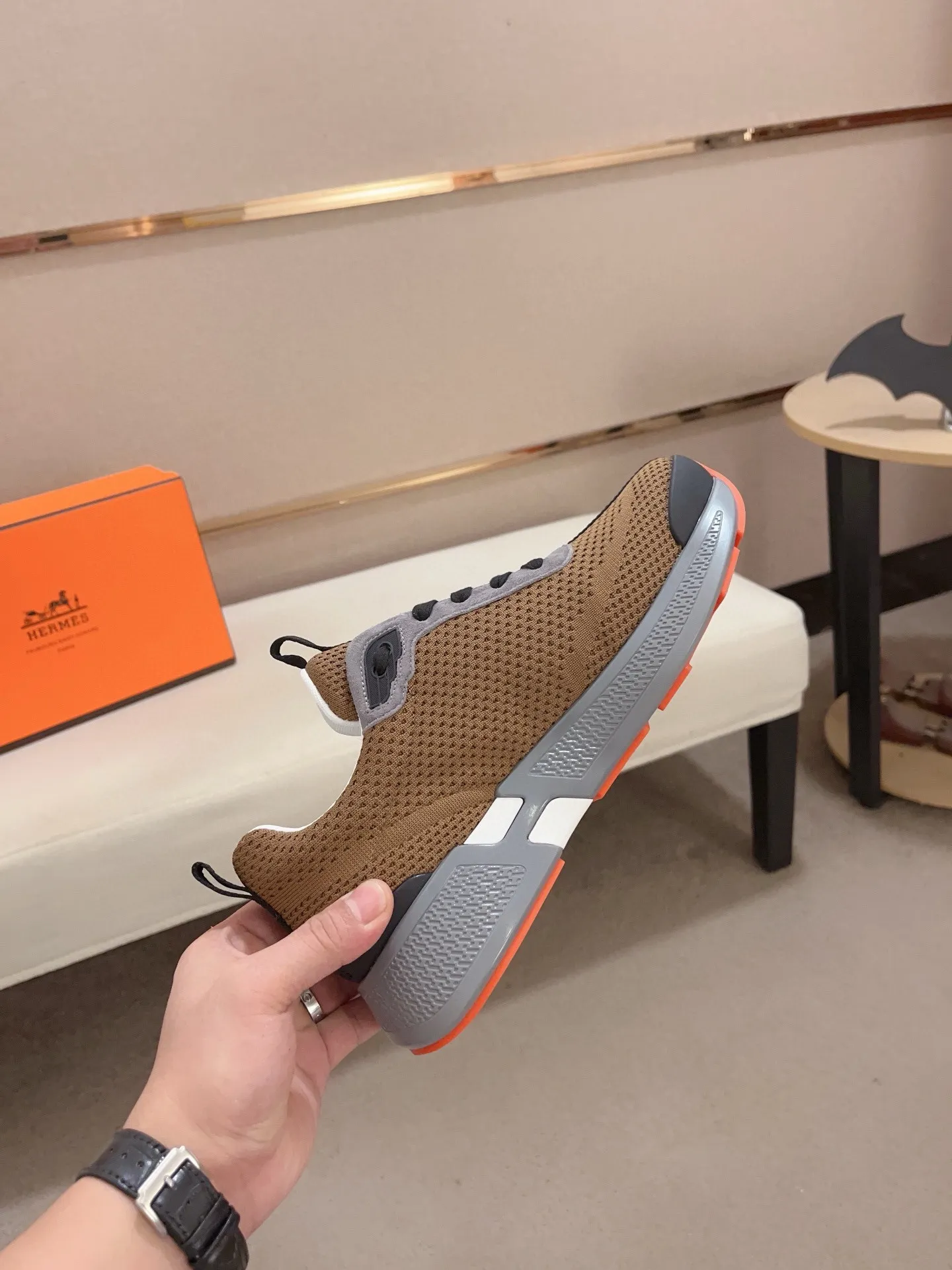 Factory price: 540💰《HERMES》【Classic Original Version】Hermès; Top 🔝 Purchasing Agency 🔍🔍Men's latest 🇺🇸 counters are on sale simultaneously, original imported from Italy ▲▲Silk cowhide with breathable fabric ▲▲ (high-end and expensive Qi·Grade) Exquisite workmanship (Italian 🇮🇹Imported water-dyed 🐂cowhide lining) Sole: Original sole provided by the original factory, ⚠️Exclusive double-layer activity·TPR·Rubber·Combined molded outsole; Super·comfortable·wear-resistant·non-slip·environmental protection The real thing is more beautiful if you take the real thing (high quality, follow the order), you can enter and exit the counter at will * Number of yards: 38·39·40·41·42·43·44# (can be customized 45.)
